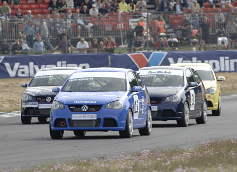 Med helt ens biler bliver kampen tæt i Volkswagen Polo Cup ved weekendens løb på FDM Jyllandsringen.